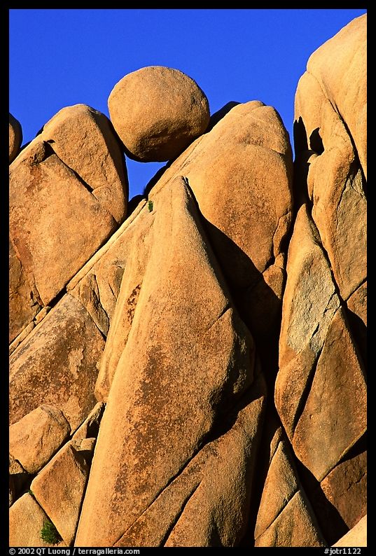 Spherical boulder jammed on top of triangular boulders, Jumbo rocks. Joshua Tree  National Park