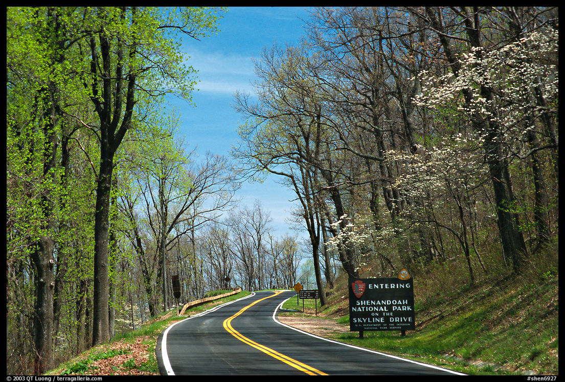 Skyline drive with Park entrance sign. Shenandoah National Park, Virginia, USA.