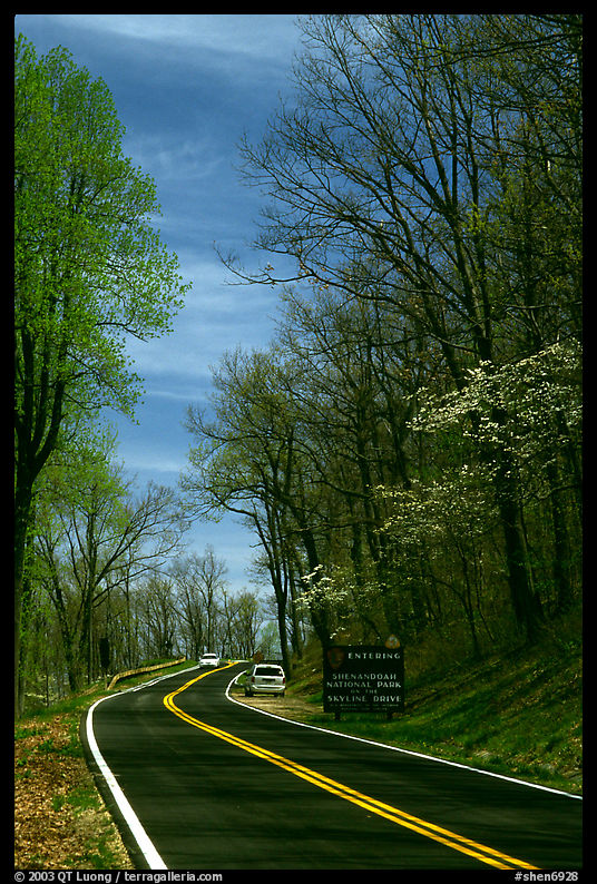 Skyline drive with cars and Park entrance sign. Shenandoah National Park, Virginia, USA.