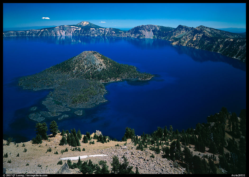 Lake and Wizard Island. Crater Lake National Park, Oregon, USA.