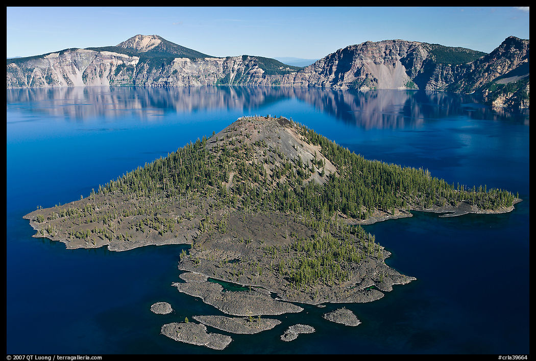 Wizard Island, afternoon. Crater Lake National Park, Oregon, USA.
