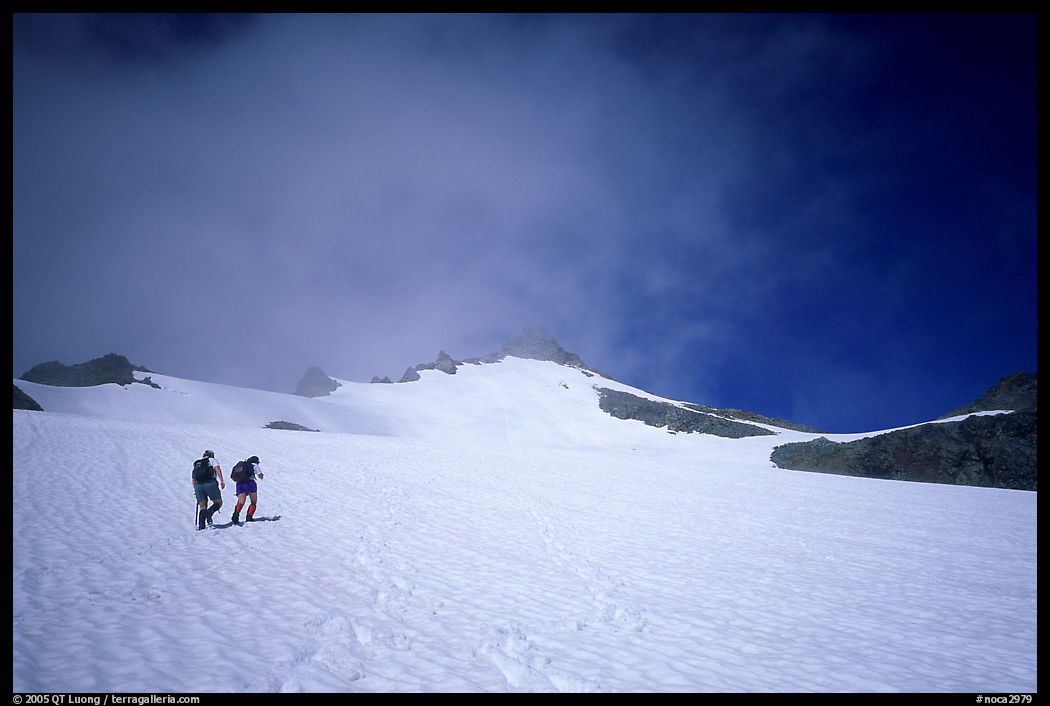 Mountaineers climbing a snow field on Sahale Peak. North Cascades National Park, Washington, USA.