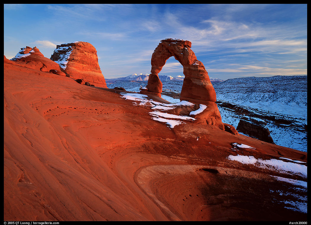 Delicate Arch, winter sunset. Arches National Park, Utah, USA.