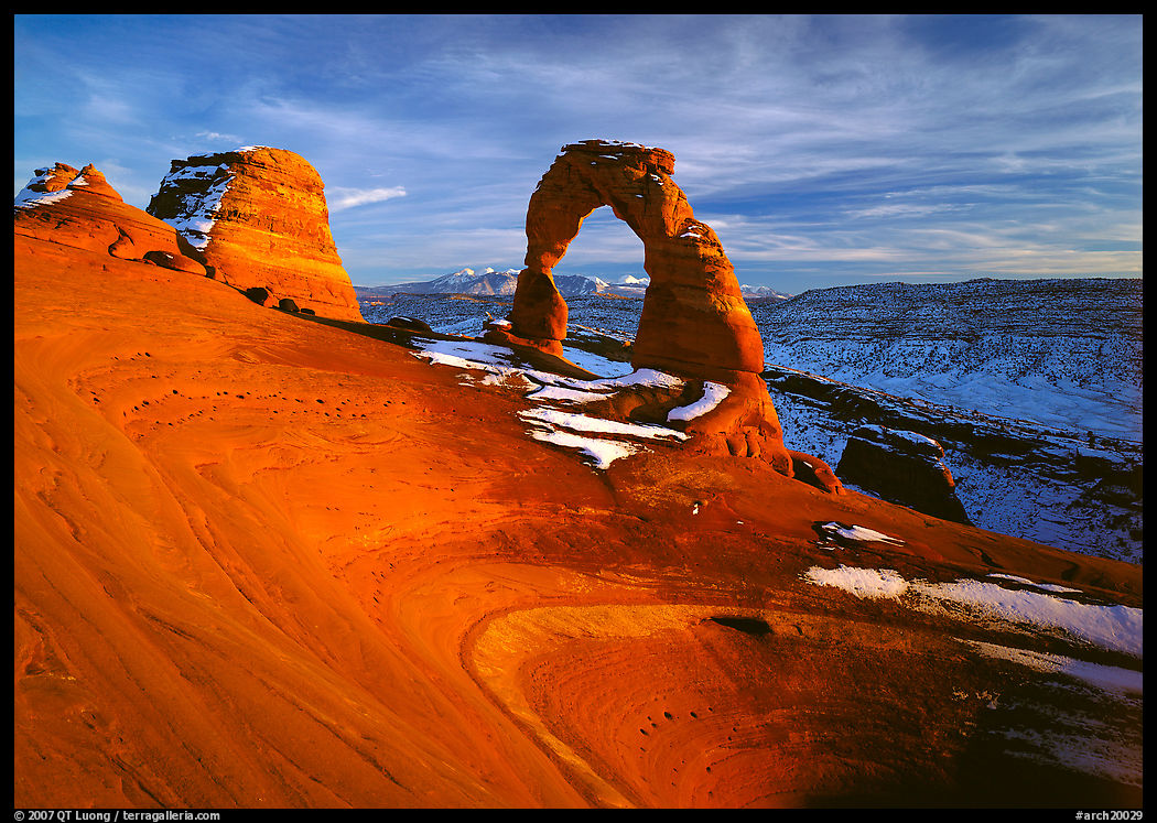 Delicate Arch, winter sunset. Arches National Park, Utah, USA.
