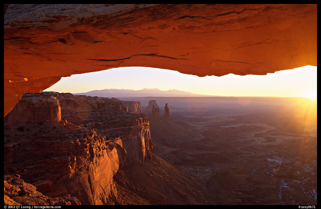 Mesa Arch at sunrise, Island in the sky. Canyonlands National Park, Utah, USA.