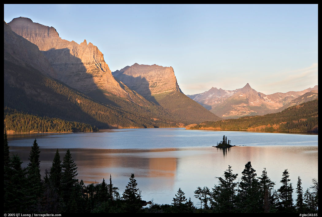 St Mary Lake, Wild Goose Island, sunrise. Glacier National Park, Montana, USA.