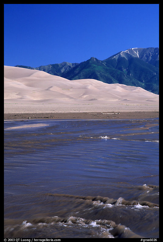 Medano creek, Sand Dunes, and Sangre de Cristo Mountains. Great Sand Dunes National Park, Colorado, USA.