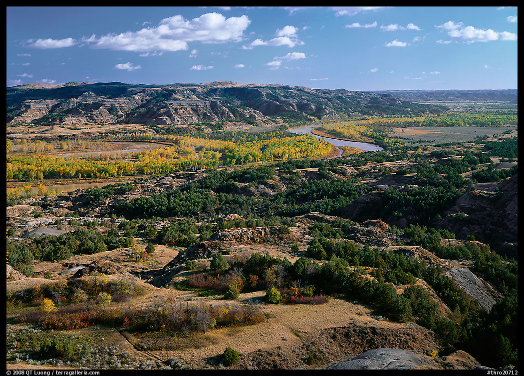 Little Missouri River bend in autumn, North Unit. Theodore Roosevelt  National Park, North Dakota, USA.