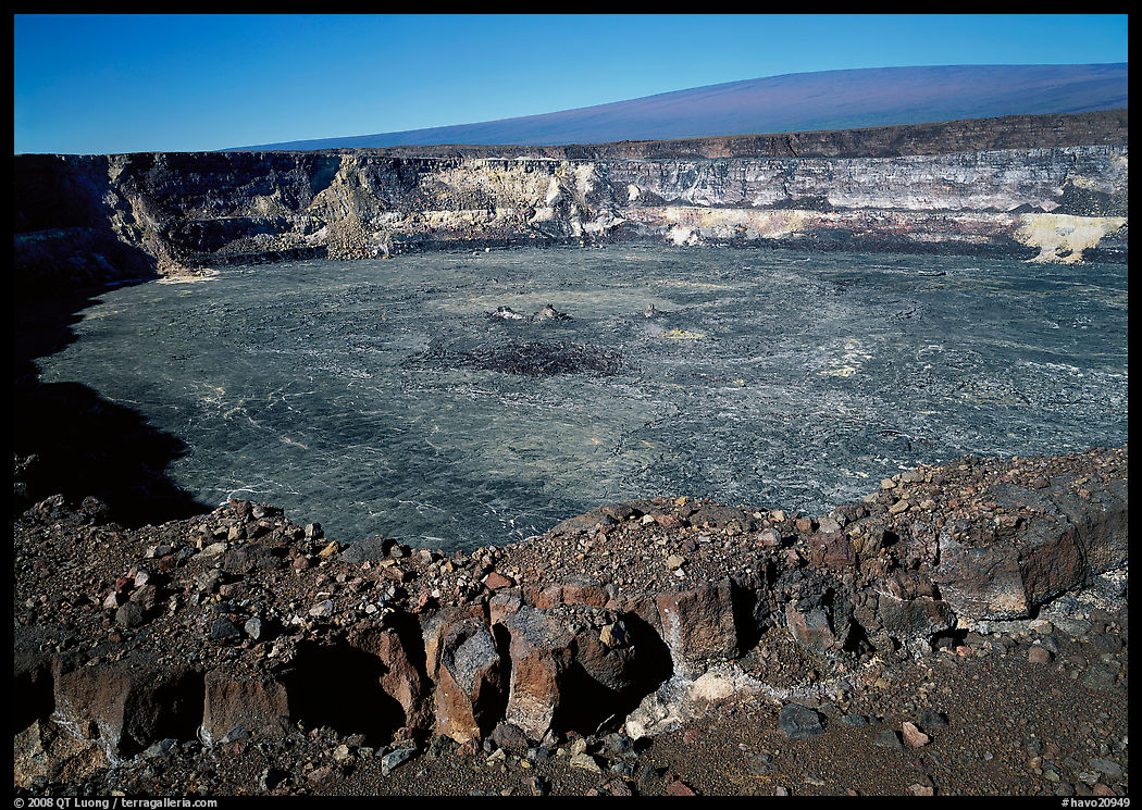 Crack, Halemaumau crater overlook,  Mauna Loa, early morning. Hawaii Volcanoes National Park, Hawaii, USA.