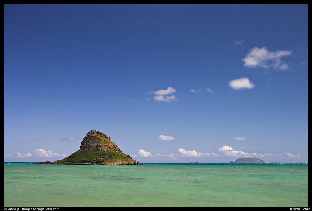 Chinaman's Hat Island and Kaneohe Bay. Oahu island, Hawaii, USA