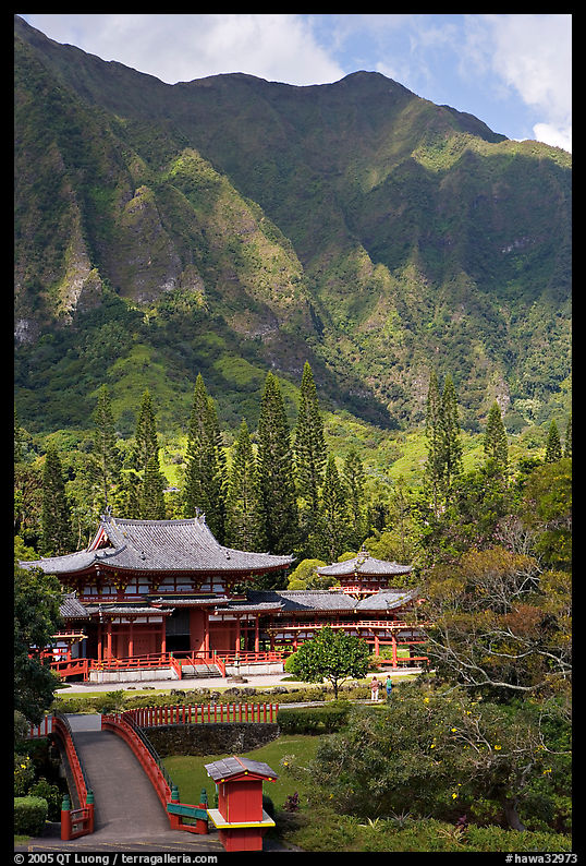 Byodo-In temple and Koolau Mountains, Valley of the Temples, morning. Oahu island, Hawaii, USA