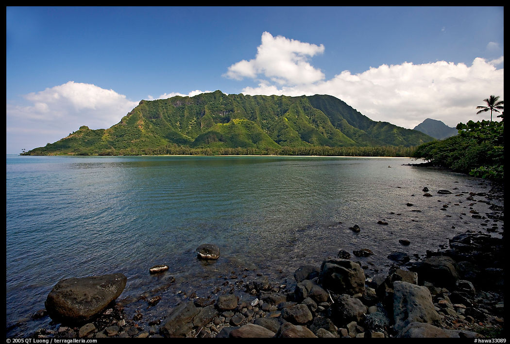 Kahana Bay, afternoon. Oahu island, Hawaii, USA
