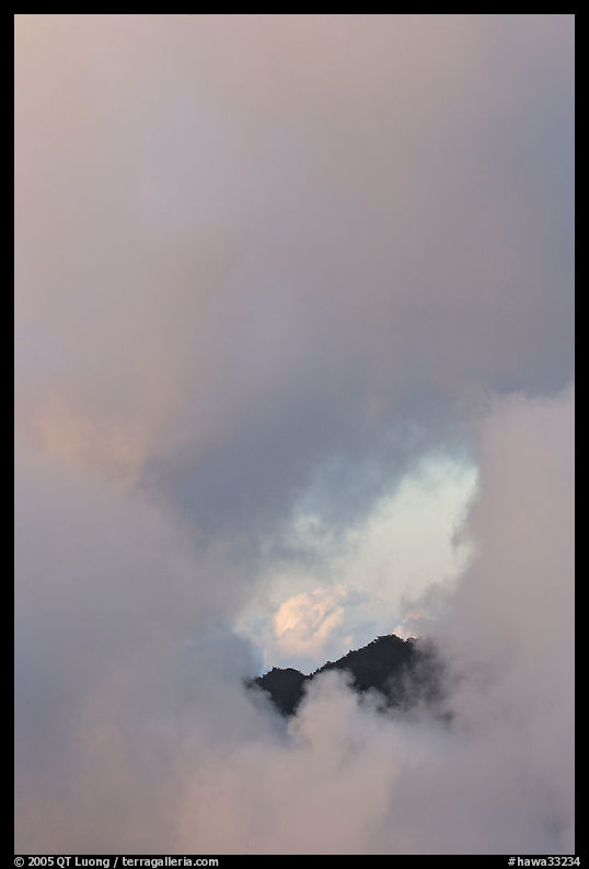 Hole in the clouds, Kalalau lookout, sunset. Kauai island, Hawaii, USA