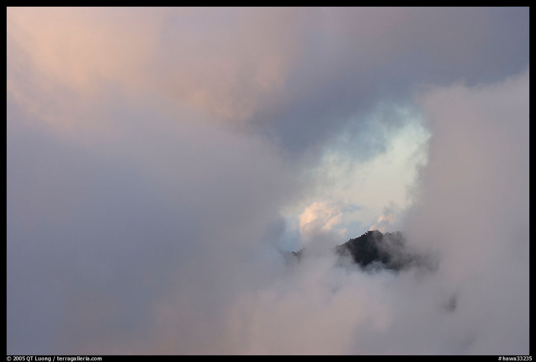 Hole in the clouds, Kalalau lookout, sunset. Kauai island, Hawaii, USA