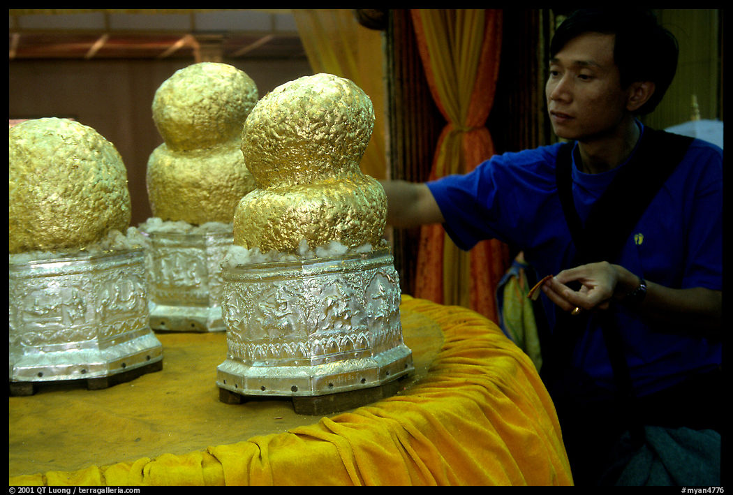 Worshiping the images at Phaung Daw U Paya. Inle Lake, Myanmar