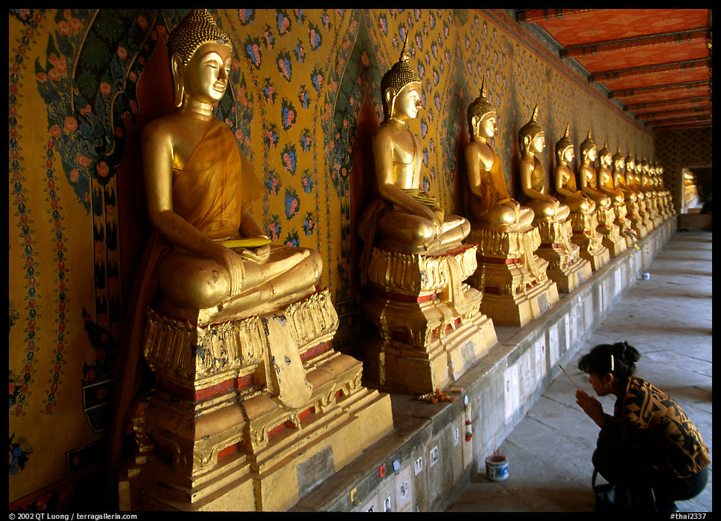 Woman worships a buddha images, Wat Arun. Bangkok, Thailand