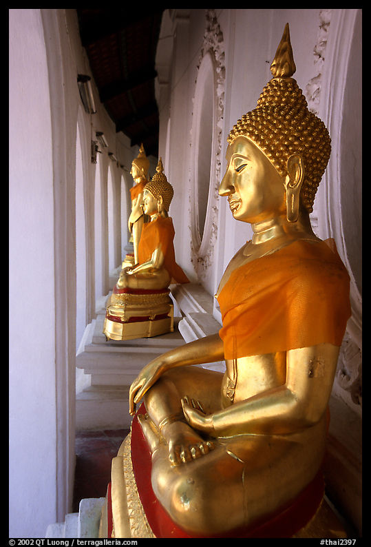 Buddhas images in gallery, Phra Pathom Wat. Nakkhon Pathom, Thailand