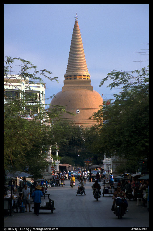Phra Pathom Chedi, the tallest buddhist monument in the world, dominates the town's skyline. Nakkhon Pathom, Thailand