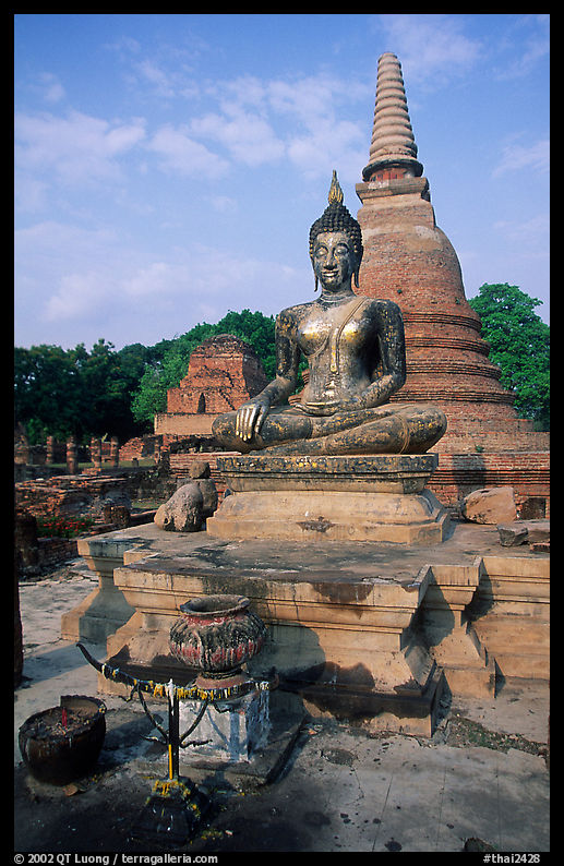 Classic sitting Buddha image and tiered, bell-shaped chedi. Sukothai, Thailand