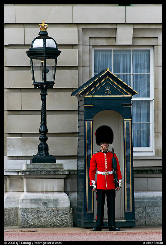 Guard and guerite, Buckingham Palace. London, England, United Kingdom