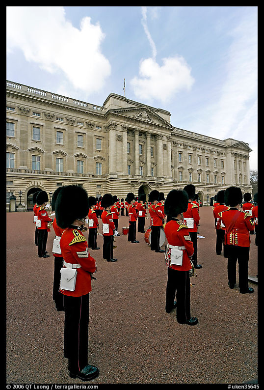 Guards and Buckingham Palace, the changing of the Guard. London, England, United Kingdom