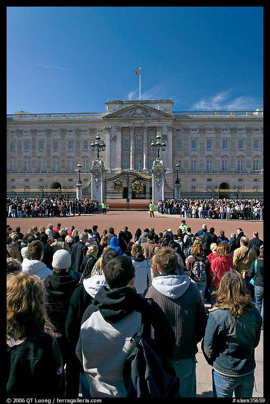 Tourists waiting for the changing of the guard in front of Buckingham Palace. London, England, United Kingdom