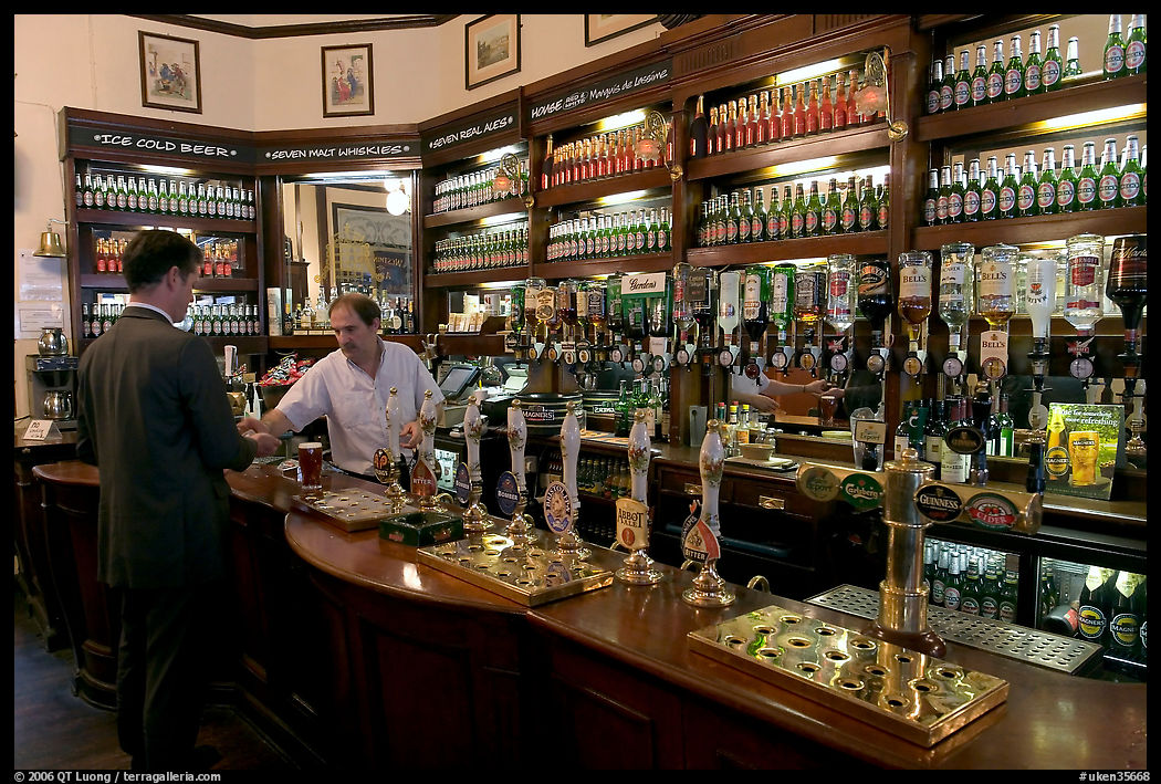 Counter of the pub Westmister Arms. London, England, United Kingdom