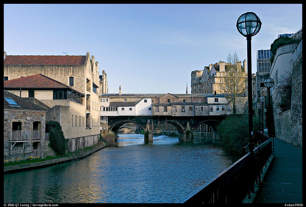 Pulteney Bridge, quay, and river Avon, late afternoon. Bath, Somerset, England, United Kingdom