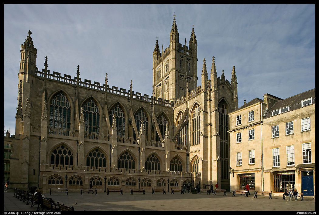 Public square and Bath Abbey, late afternoon. Bath, Somerset, England, United Kingdom