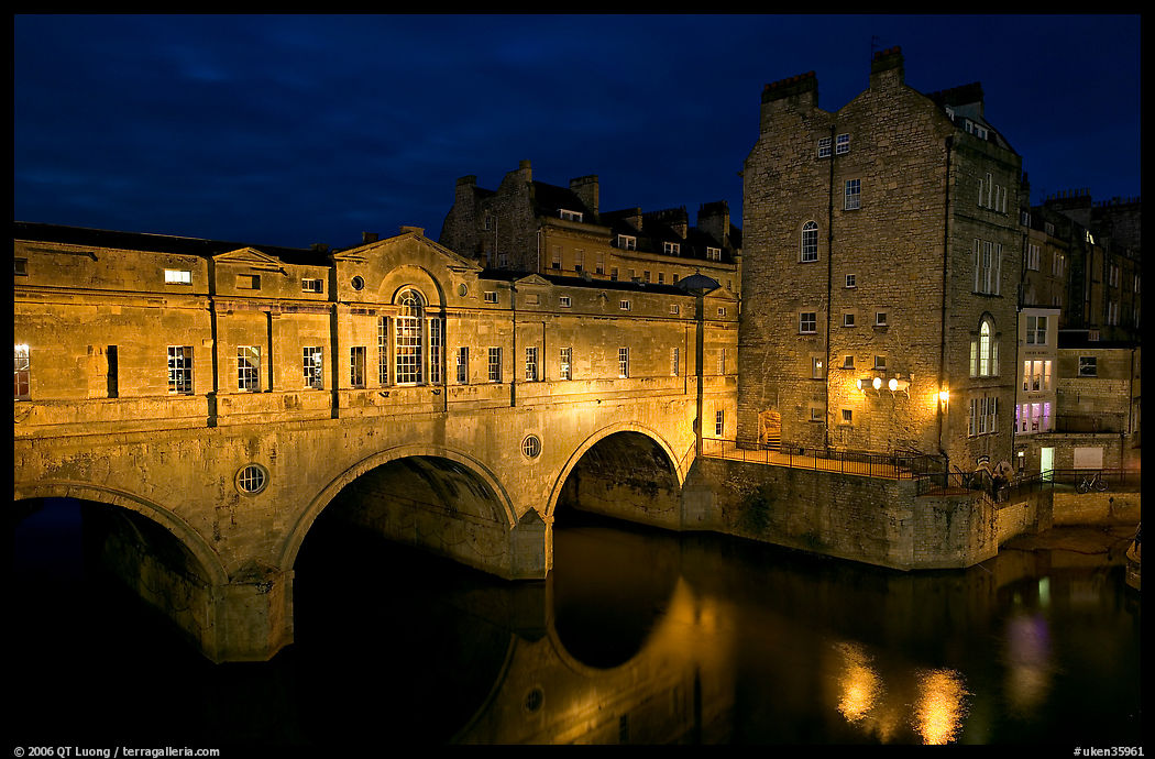 Pulteney Bridge, designed by Robert Adam, at night. Bath, Somerset, England, United Kingdom
