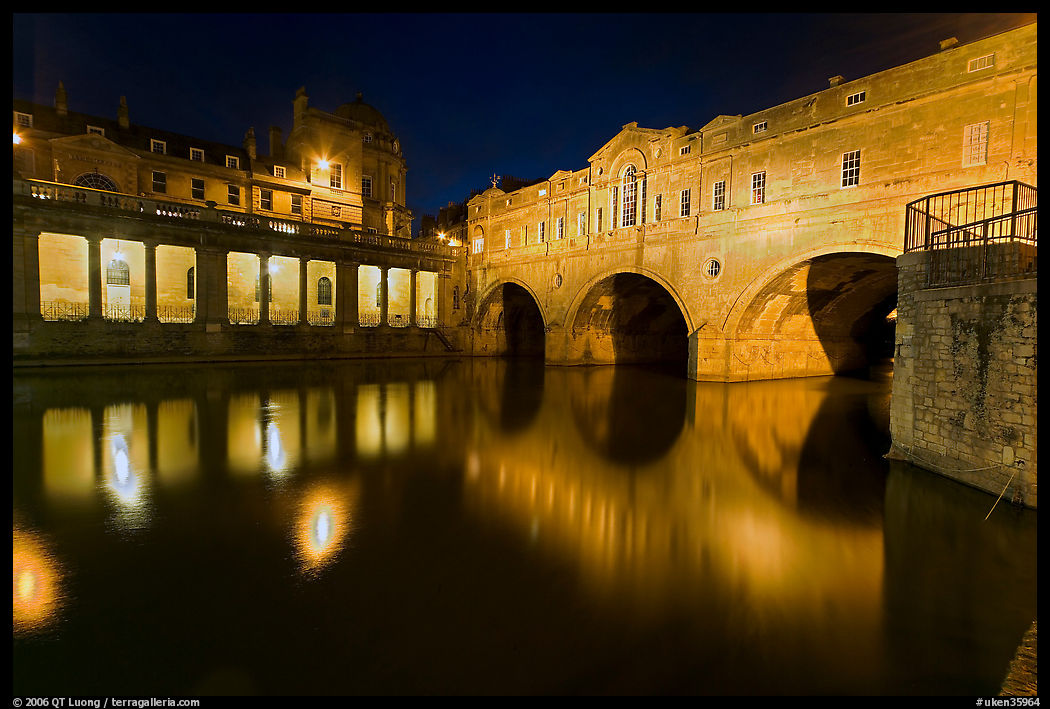 Pulteney Bridge, and quay reflected in River Avon at night. Bath, Somerset, England, United Kingdom