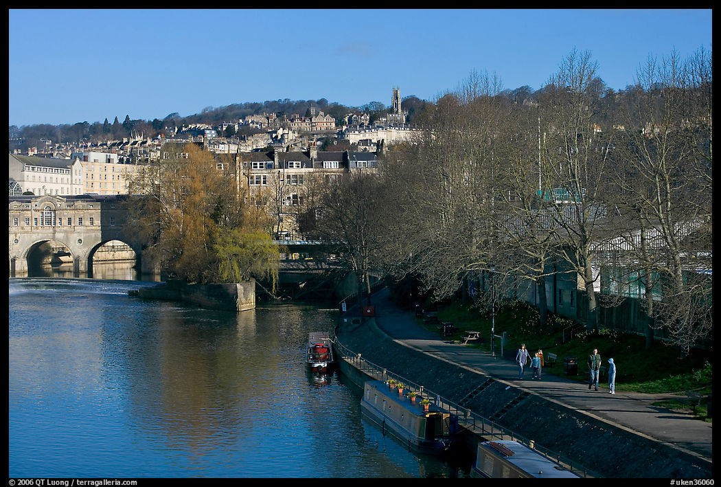 Pulteney Bridge, Avon River, Houseboats, and quay. Bath, Somerset, England, United Kingdom