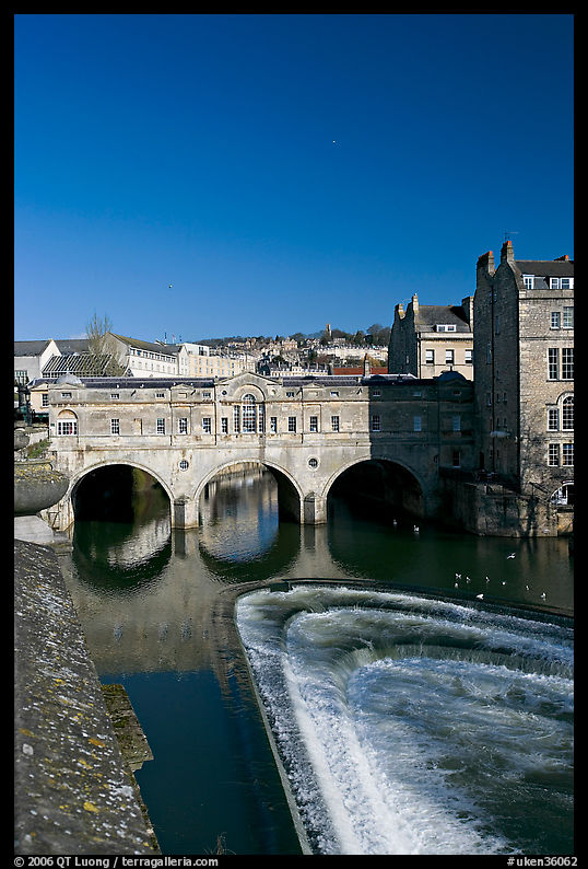 Pulteney Bridge and weir, morning. Bath, Somerset, England, United Kingdom