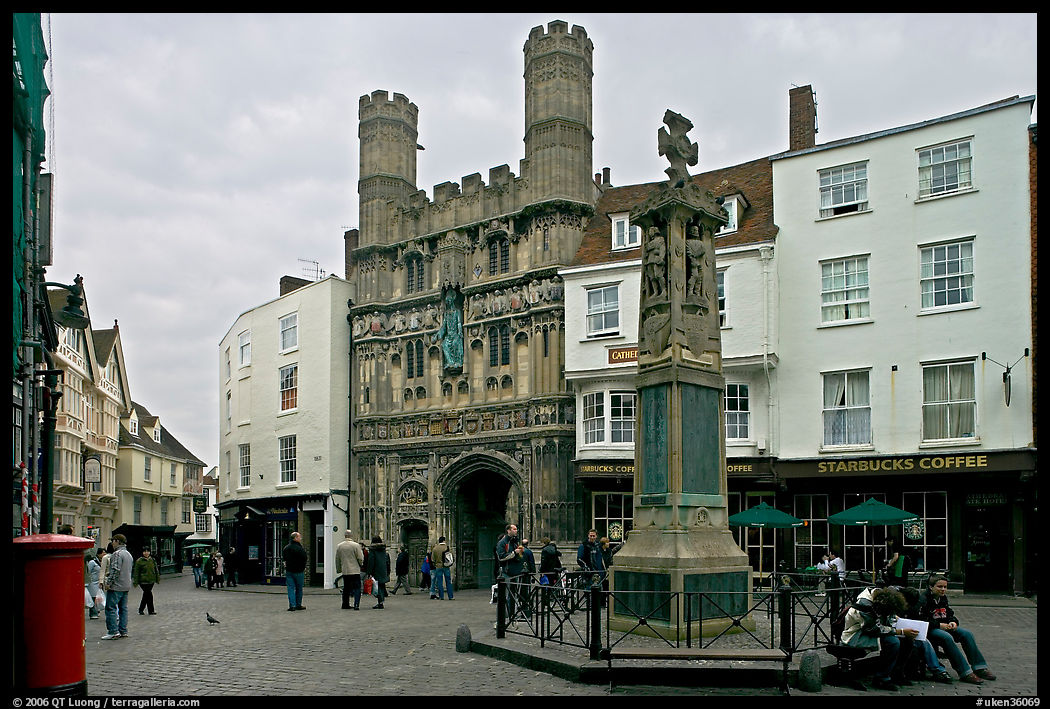 Cathedal Gate and monument. Canterbury,  Kent, England, United Kingdom