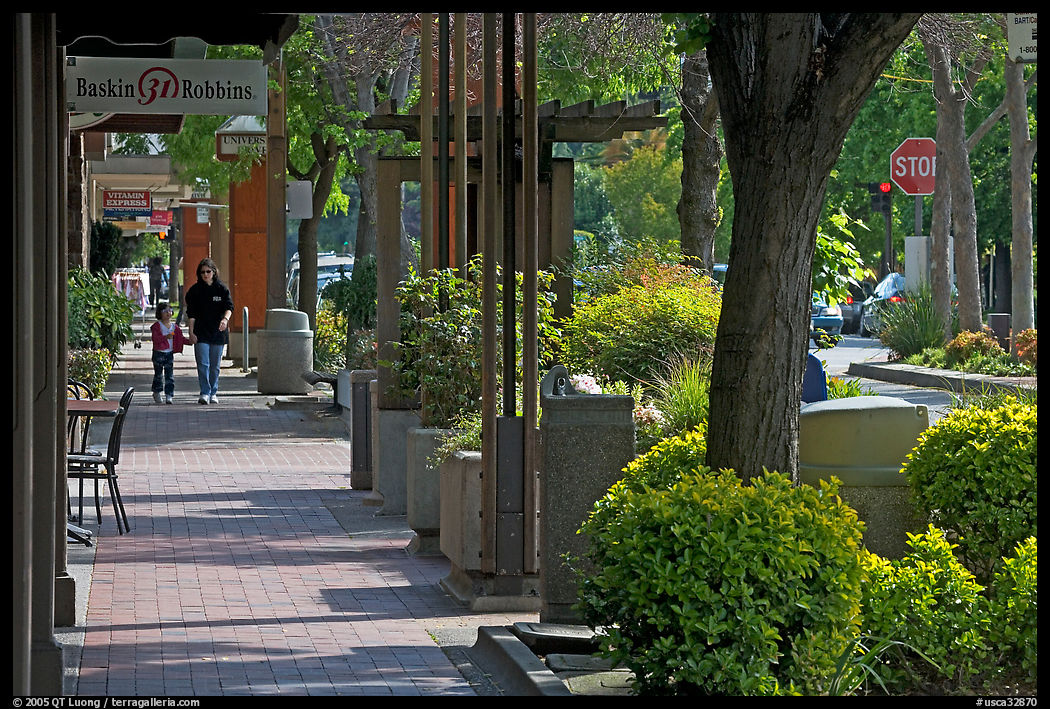 Sidewalk of Santa Cruz avenue, the main shopping street. Menlo Park, SF Bay area, California, USA