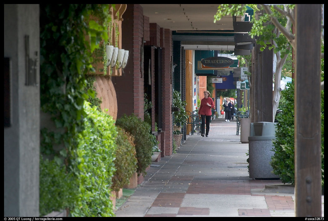 Shopping area of Santa Cruz avenue, the main downtown street. Menlo Park, SF Bay area, California, USA