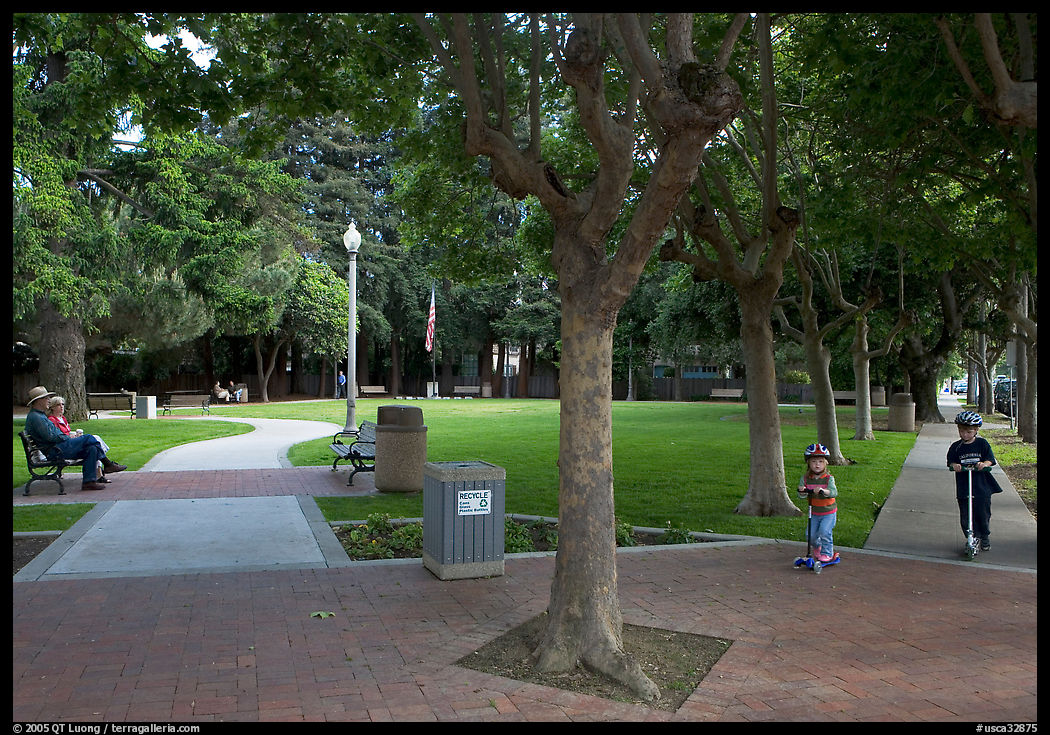 Children and parents, Freemont Park. Menlo Park, SF Bay area, California, USA