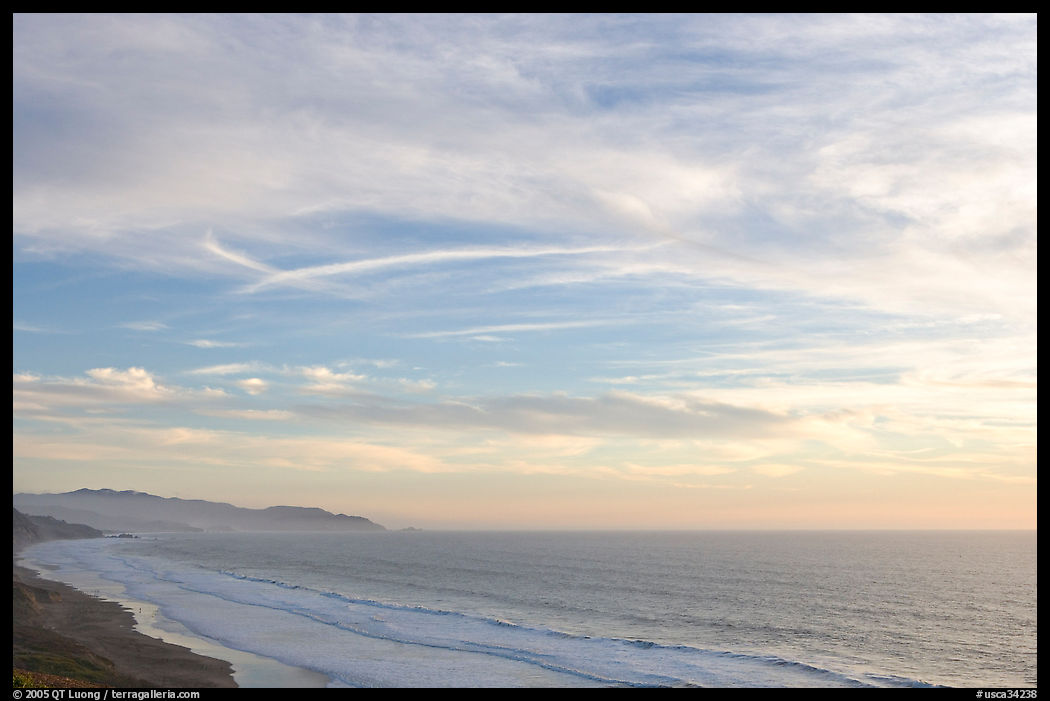 Ocean at sunset seen from Fort Funston. San Francisco, California, USA