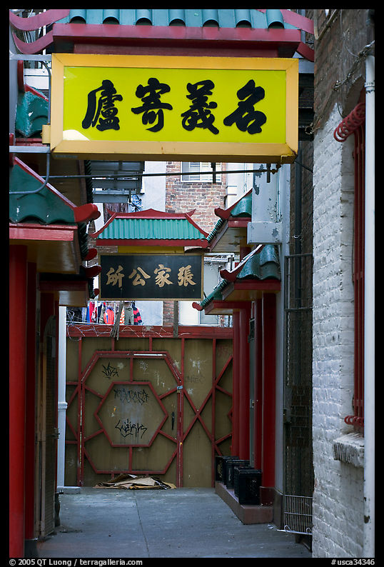 Narrow alley in Chinatown. San Francisco, California, USA