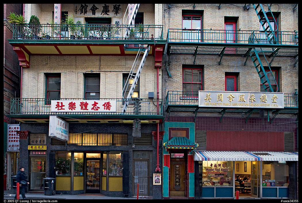 Shops and houses, Wawerly Alley, Chinatown. San Francisco, California, USA