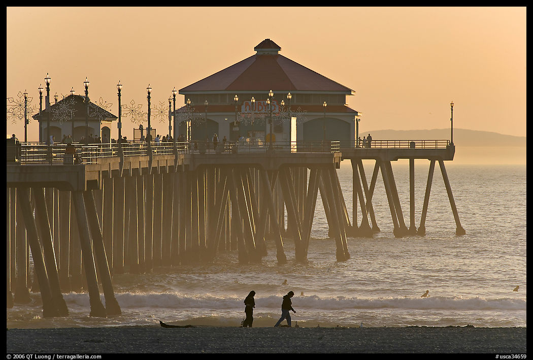 Beachgoers and Huntington Pier, late afternoon. Huntington Beach, Orange County, California, USA