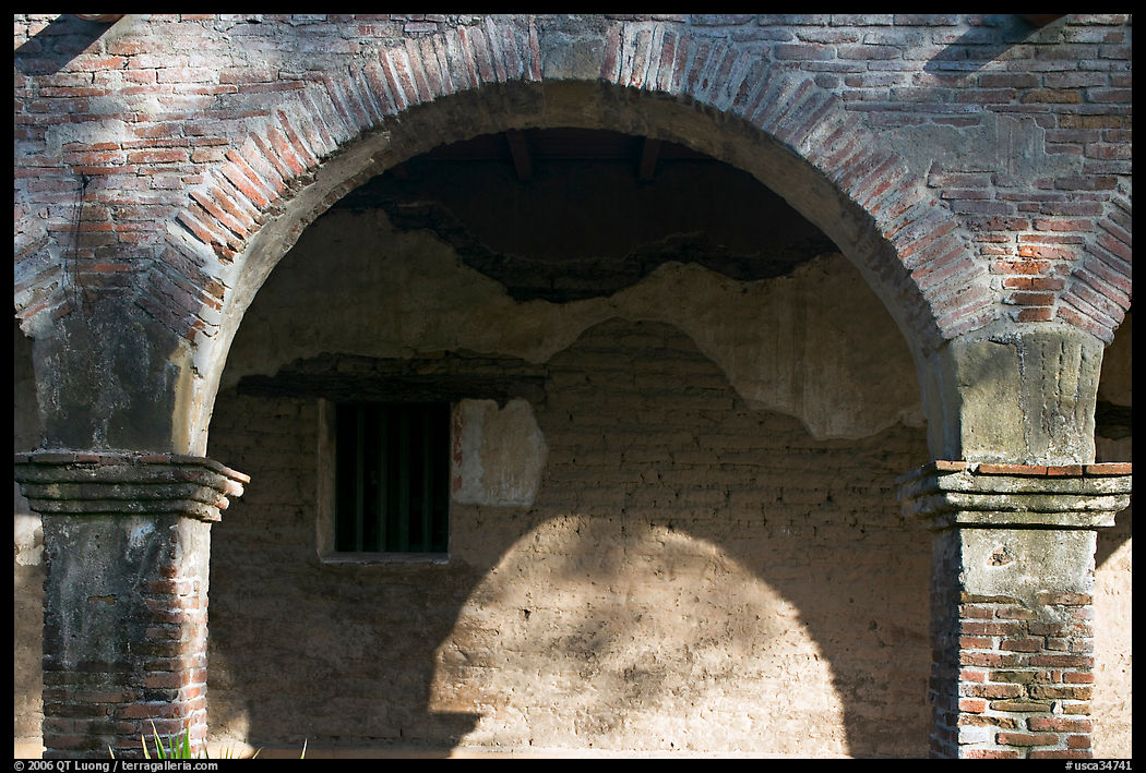 Arch in central courtyard. San Juan Capistrano, Orange County, California, USA