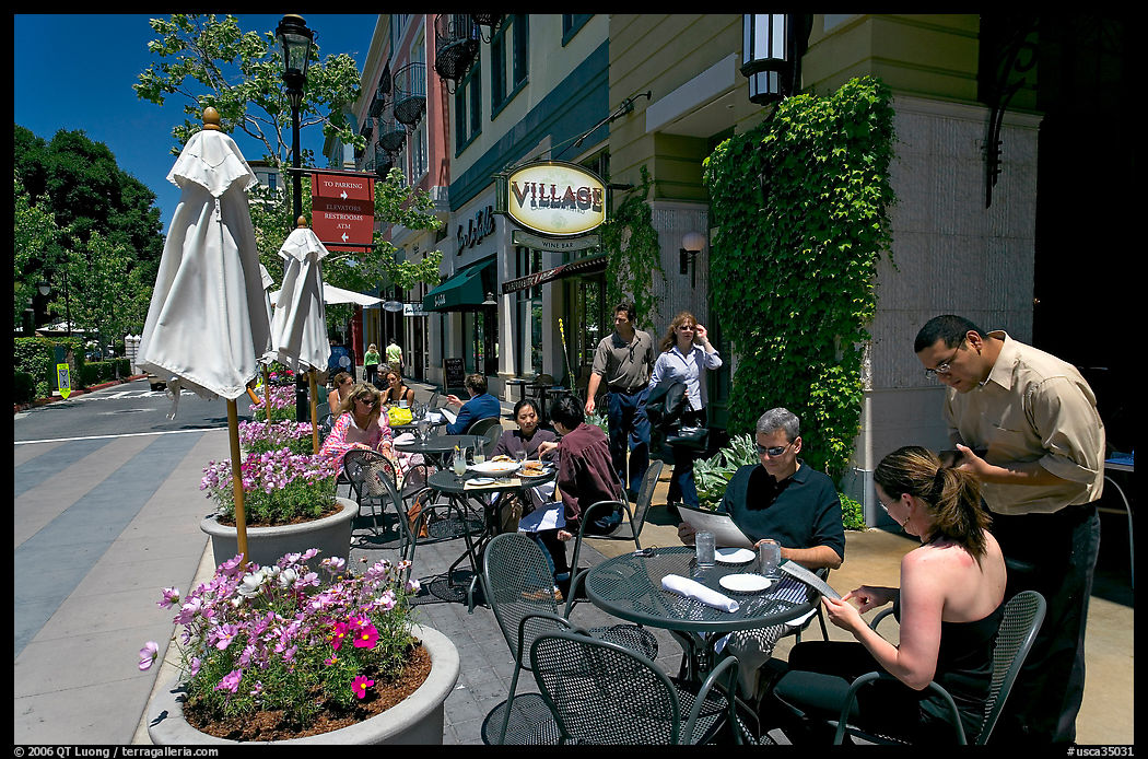 Lunch at streetside restaurant tables, Santana Row. San Jose, California, USA