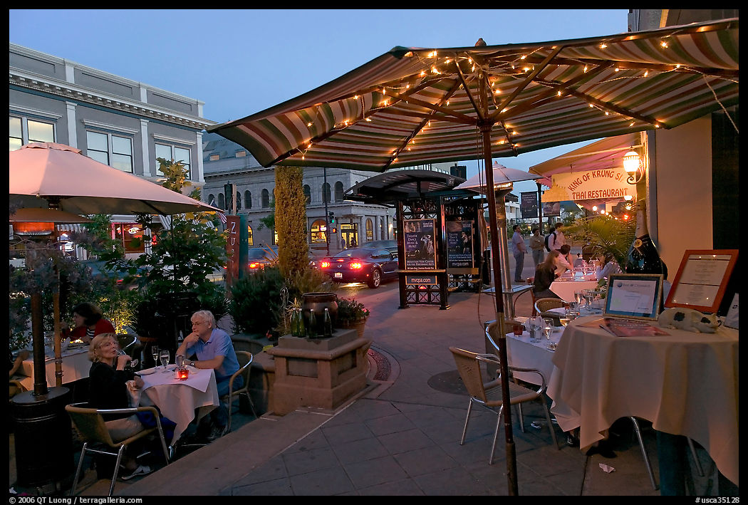 Restaurant dining on outdoor tables, Castro Street, Mountain View. SF Bay area, California, USA