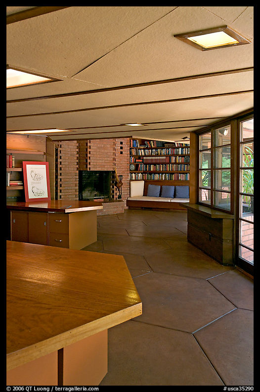 Library, Hanna House, a Frank Lloyd Wright masterpiece. Stanford University, SF Bay area, California, USA
