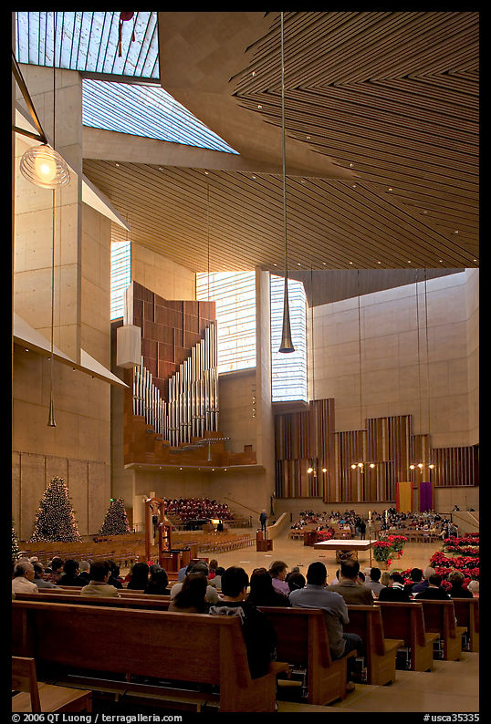 Sunday mass in the Cathedral of our Lady of the Angels. Los Angeles, California, USA