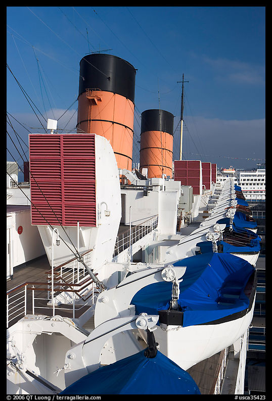 Chimneys, and life rafts aboard the Queen Mary liner. Long Beach, Los Angeles, California, USA