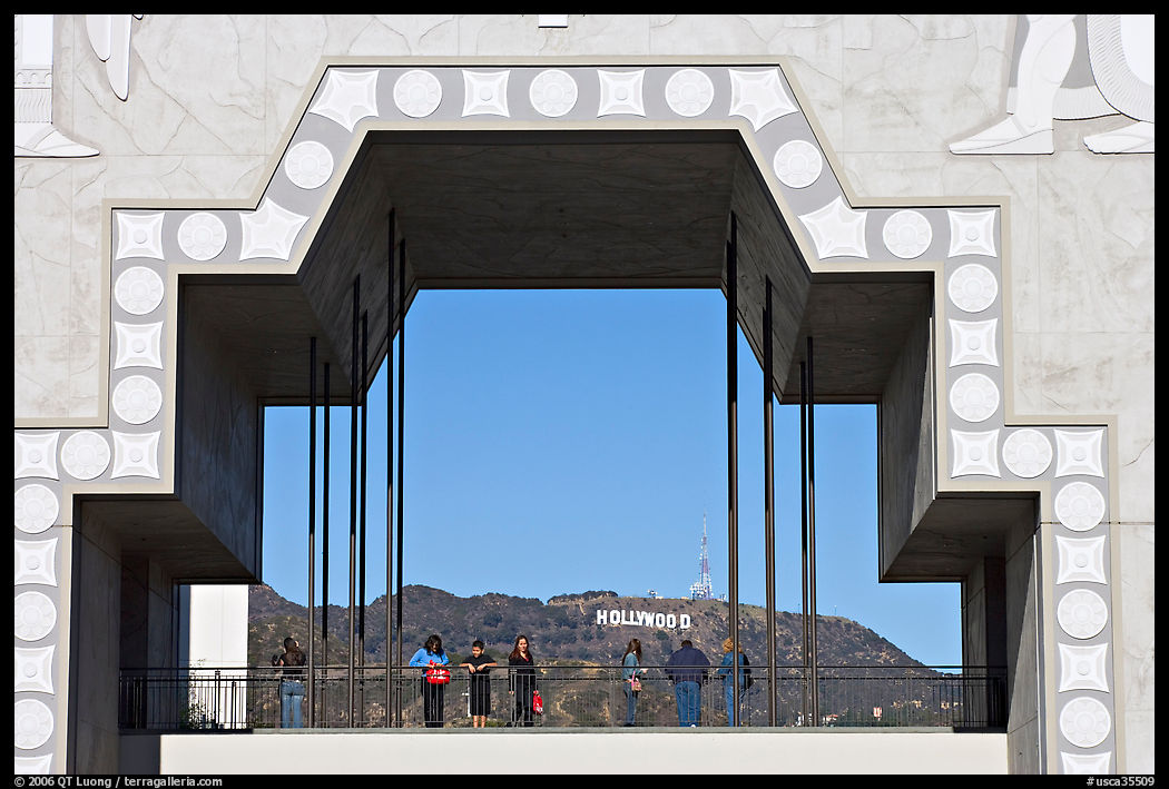 Arch in Hollywood and Highland framing the Hollywood sign. Hollywood, Los Angeles, California, USA