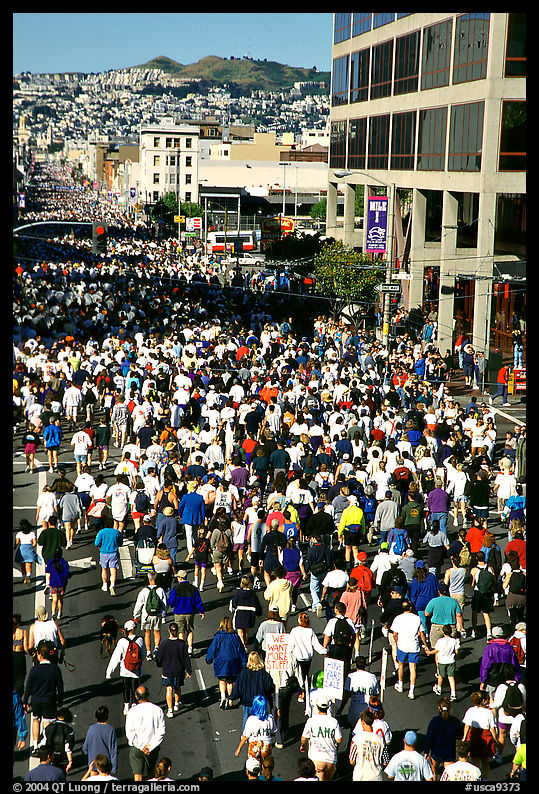 Crowds in the streets during the Bay to Breakers annual race. San Francisco, California, USA