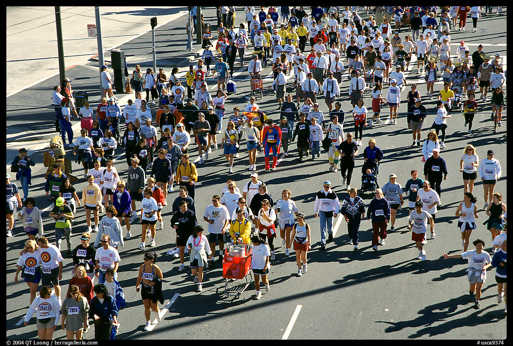 Crowds in the streets during the Bay to Breakers annual race. San Francisco, California, USA